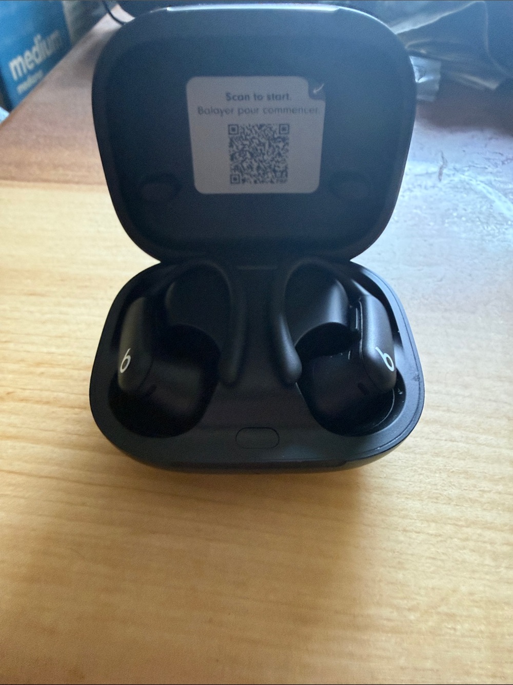 Power Beats Pro 2 - High Proformance Earbuds with charging case - Picture 2 of 4